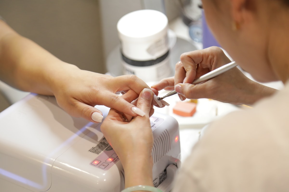 Nail art uygulaması yapılırken