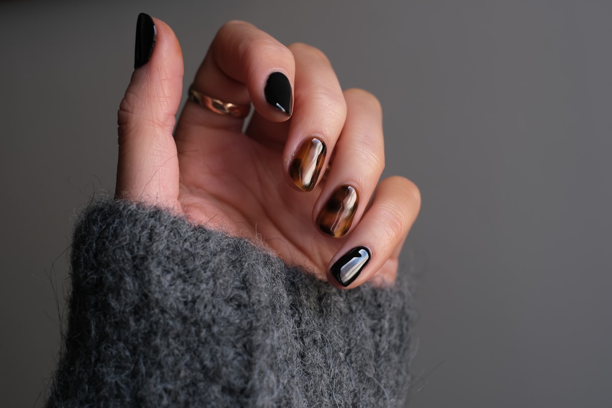 Siyah ve altın nail art tasarımı